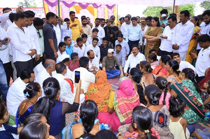 अधिकारी येत नाही, लोकप्रतिनिधी लक्ष देत नाही, विहिरी तळ गाठत आहेत, त्यामुळे जगण्यासाठी पाणी आणावं तरी कुठून अशी कैफियत मांडताना महिलाच्या घशाला अक्षरशः कोरड पडत होती. आदित्यही त्यांच्यात बसून सारं ऐकत होते. स्वतः मंत्री मांडी घालून बसले म्हटल्यावर जिल्हाधिकाऱ्यांसह इतरांपुढे जमिनीवर बसण्यापलीकडे पर्याय नव्हता.