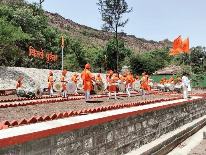 ढोल-ताशांचा गजर, हलगीचा नाद, मर्दानी खेळ, मल्लखांब या सारखे अनेक कार्यक्रम पुरंदरवर पार पडले.