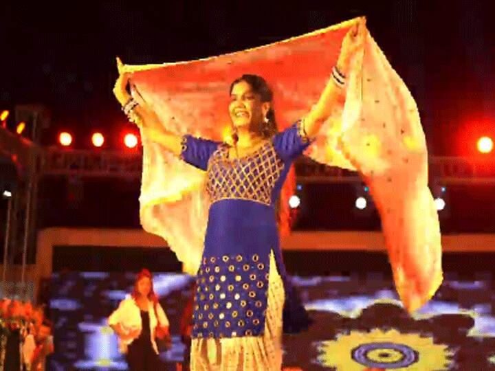 audience stunned to watch haryanvi dancer sapna choudhary dance performance, video viral Sapna Choudhary Dance: सपना सौधरी ने एक बार फिर अपनी डांस परफॉमेंस से लूटी महफिल, गजब के ठुमकों पर झूम उठे दर्शक