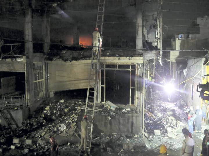 Mundka Fire: 'हादसे के वक्त चल रही थी मीटिंग, बच सकती थी कई लोगों की जान', तीसरे फ्लोर से छलांग लगाने वाली विमला ने सुनाई आपबीती Delhi Mundka many people jumped from the third floor to save their live ANN Mundka Fire: 'हादसे के वक्त चल रही थी मीटिंग, बच सकती थी कई लोगों की जान', तीसरे फ्लोर से छलांग लगाने वाली विमला ने सुनाई आपबीती