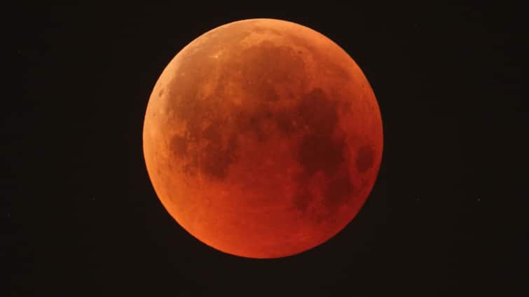 Lunar Eclipse May 2022: Expected time and how to watch live stream marathi news Lunar Eclipse 2022 :  सोमवारी होणाऱ्या चंद्रग्रहणाची अपेक्षित वेळ आणि लाईव्ह स्ट्रिम कसे पाहाल? जाणून घ्या