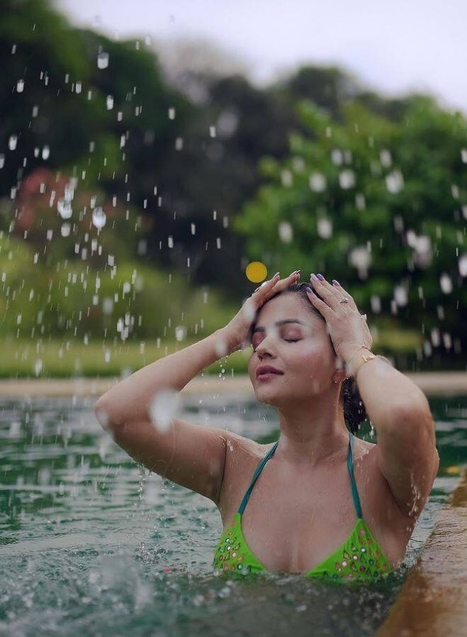 રૂબીના દિલૈક ટીવીની લોકપ્રિય અને સ્ટાઇલિશ અભિનેત્રીઓમાંની એક છે