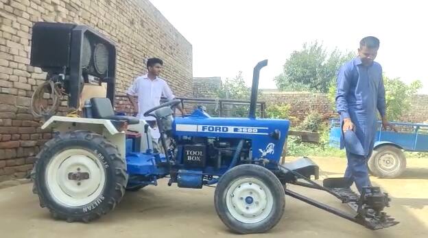 Punjab: ਨੌਜਵਾਨ ਦਾ ਦੇਸੀ ਜੁਗਾੜ! ਤਿਆਰ ਕਰ ਲਿਆ 3 ਫੁੱਟਾ ਫੋਰਡ, ਵੱਡੇ ਟਰੈਕਟਰ ਵਾਂਗ ਹੀ ਕਰਦਾ ਕੰਮ