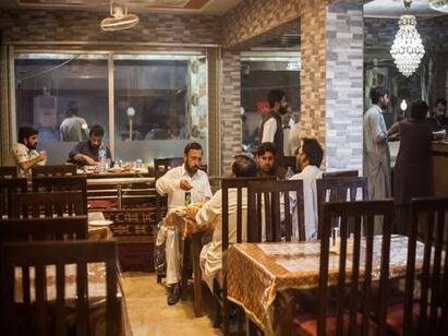 Taliban rubbish rumours of banning man woman mixed dining ஓட்டல்களில் ஆண்-பெண் இணைந்து உணவருந்தத் தடையா? - விளக்கம் அளித்த தலிபான் அரசு!