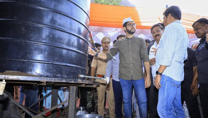 आदित्य यांनी सर्व समस्या जाणून घेतल्यानंतर गावात कायमस्वरुपी पाण्यासाठी साठवण तळे आणि रस्त्यांची कामं सुरु करण्याचे आश्वासन देत अधिकाऱ्यांना तत्काळ प्रस्ताव सादर करण्याचे आदेश दिले. काही ठिकाणी पिण्याच्या पाण्याच्या टाक्या बसवण्यात आल्या, त्याचा शुभारंभ करण्यात आला.