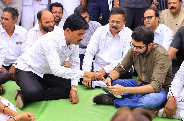 मेटघर किल्ल्यानंतर आदित्य यांचा ताफा गंगाद्वारकडे वळला. शाल टोपी देऊन आदित्य ठाकरे यांचं स्वागत झालं. इथेही ग्रामस्थांशी त्यांनी संवाद साधत कामं तात्काळ मार्गी लावण्याचे आश्वासन दिलं.