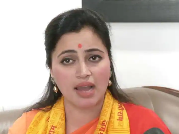 'तुमच्यावर लोकं पाळत ठेवून'; खासदार नवनीत राणांना धोक्याची सूचना देणारे पत्र; सरकारी अधिकाऱ्यानं पत्र लिहिल्याची माहिती