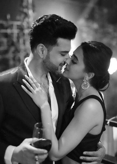 एक्ट्रेस तेजस्वी प्रकाश बॉयफ्रेंड करण कुंद्रा के साथ इन दिनों पूरी तरह प्रेम में रंगी नजर आ रही हैं. फिर चाहे सोशल मीडिया हो या फिर मुंबई की सड़कें दोनों को अक्सर साथ में स्पॉट किया जाता है.