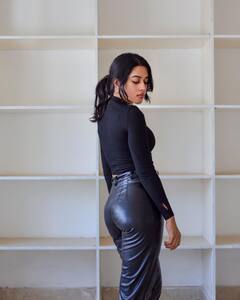 Actress Mirnalini Ravi : கலக்கல் கருப்பு உடை... மாஸ் போஸ் கொடுத்து மனதை மயக்கிய நடிகை மிர்ணாளினி..!