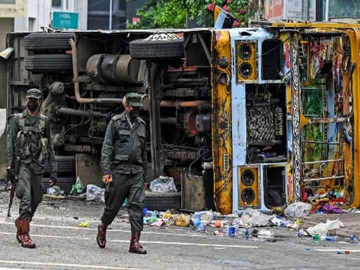 Sri Lanka Crisis: Curfew lifted for 12 hours in Sri Lanka, Ranil Wickremesinghe trying to form government Sri Lanka Crisis: श्रीलंका में 12 घंटों के लिए हटाया गया कर्फ्यू, पीएम विक्रमसिंघे सरकार बनाने की कोशिशों में जुटे