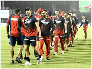 RCB vs PBKS: फैन ने स्टेडियम में मनाया सनी लियोनी का बर्थडे, सोशल मीडिया पर तस्वीर हुई वायरल