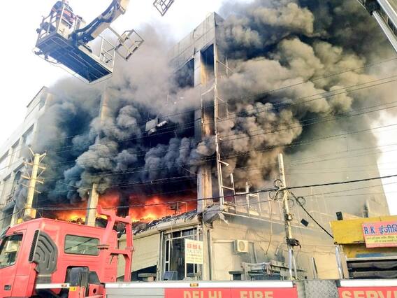 Delhi Mundka Fire Live Update : వాణిజ్య భవనంలో మంటలు.. రోప్ సాయంతో చాలా మందిని కాపాడారు | ABP Desam
