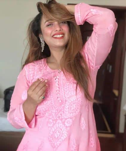 ਰਾਣੀ ਆਪਣੇ ਅਜ਼ੀਜ਼ਾਂ ਨਾਲ ਜੁੜੇ ਰਹਿਣ ਲਈ ਰੋਜ਼ਾਨਾ ਸੋਸ਼ਲ ਮੀਡੀਆ ਅੱਪਡੇਟ ਸ਼ੇਅਰ ਕਰਦੀ ਰਹਿੰਦੀ ਹੈ,ਫ਼ੈਨਜ ਵੀ ਉਨ੍ਹਾਂ ਦੀਆਂ ਤਸਵੀਰਾਂ ਦਾ ਇੰਤਜ਼ਾਰ ਕਰਦੇ ਰਹਿੰਦੇ ਹਨ।