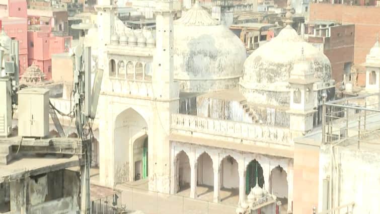 Gyanvapi Masjid Survey: गुंबद-छत की वीडियोग्राफी, पानी निकालने पर तकरार, ज्ञानवापी मस्जिद में दूसरे दिन के सर्वे की बड़ी बातें gyanvapi masjid survey second day Controversy over pond near Vajukhana Gyanvapi Masjid Survey: गुंबद-छत की वीडियोग्राफी, पानी निकालने पर तकरार, ज्ञानवापी मस्जिद में दूसरे दिन के सर्वे की बड़ी बातें