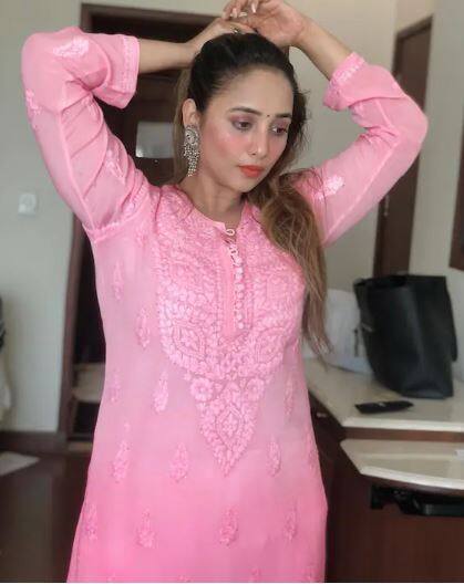 ਬਿਖਰੇ ਵਾਲਾਂ ਵਿੱਚ ਰਾਣੀ ਆਪਣਾ ਦਿਲਕਸ਼ ਅੰਦਾਜ਼ ਦਿਖਾਉਂਦੀ ਨਜ਼ਰ ਆ ਰਹੀ ਹੈ।