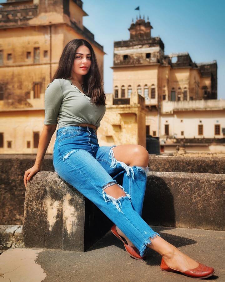 बात करें नीरू की नेटवर्थ की तो मीडिया रिपोर्ट्स के अनुसार उनकी नेटवर्थ करीब 15 से 20 मिलियन है. वो एक फिल्म के लिए करीब 70 लाख रुपए चार्ज करती हैं.