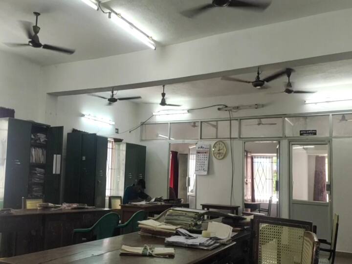 ‛பார்த்து பார்த்து... மேஜை நாற்காலிக்கு வியர்க்க போகுது...’ ஆல் பேன்,லைட் ஆன்... வேறு எங்கே.. அரசு அலுவலகம் தான்!