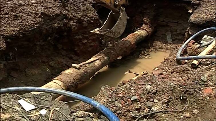 Road Landslide: section of Netaji Subhash Road in Barabazar collapsed and repair work started Road Landslide: বড়বাজারের নেতাজি সুভাষ রোডের একাংশে ধস, শুরু মেরামতির কাজ