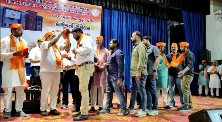 In Kutch, AAP-Congress workers joined BJP in the presence of CR Patil સીઆર પાટીલની હાજરીમાં આપ-કોંગ્રેસના કાર્યકરોએ ધારણ કર્યો કેસરિયો
