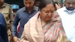 Unnao: कैबिनेट मंत्री Baby Rani Maurya का वीडियो वायरल, कर्मचारी से उतरवाए शू कवर