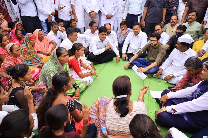 पहिल्यांदाच मंत्री आपल्या गावात आल्याने मेटघर किल्ला गावातील बाया-बापड्या भडाभडा बोलू लागल्या. मतदानापुरते सारेच उमेदवार येतात मात्र एकदा निवडणूक झाली कोणी फिरकत नाही, असा अनुभव आमदार-खासदारच्या उपस्थितीच आदित्य ठाकरे यांच्यासमोर कथन केला.