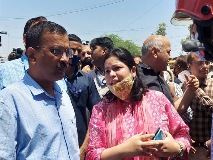 delhi mundka fire cm arvind kejriwal announced compensation of 10 lakhs Delhi Mundka Fire: अग्निकांड के 19 घंटे बाद मुंडका पहुंचे CM केजरीवाल, 10 लाख मुआवजे का एलान, होगी मजिस्ट्रेट जांच