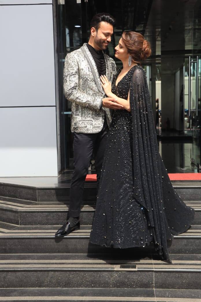 वायरल हो रही तस्वीरों में अंकिता लोखंडे और विक्की जैन एक दूसरे पर प्यार लुटाते नजर आ रहे हैं