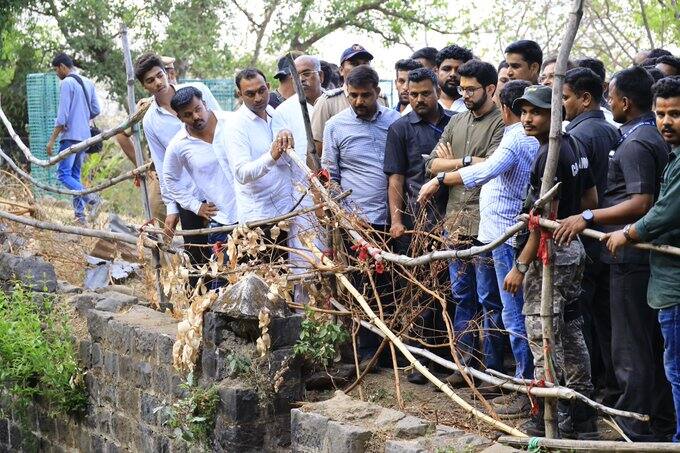 राज्यातील सीनिअर राजकारणी आरोप प्रत्यारोप, सवाल जवाब, उत्तर सभा, संकल्प सभा, बूस्टर सभा, मास्टर सभा यात दंग असतानाच पर्यावरण मंत्री आदित्य ठाकरे यांच्यातील संवेदनशीलतेचे दर्शन पुन्हा एकदा महाराष्ट्राला झाले.