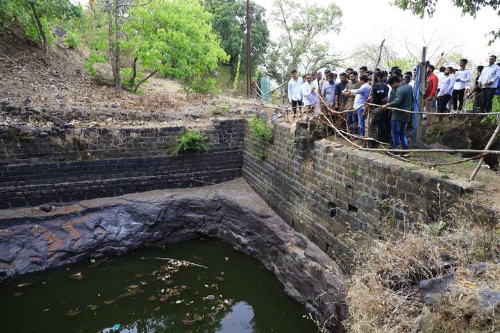 थेंबभर पाण्यासाठी वणवण करणाऱ्या महिलांच्या डोळ्यातील अश्रूंची धार आदित्य यांच्या येण्याने सध्यातरी पुसली गेली आहे. सामाजिक तेढ निर्माण करुन स्वतःची पोळी भाजून घेणाऱ्या इतर राजकारण्यांपेक्षा आदित्य वेगळे आहेत हे देखील या दौऱ्याने अधोरेखित झाले.