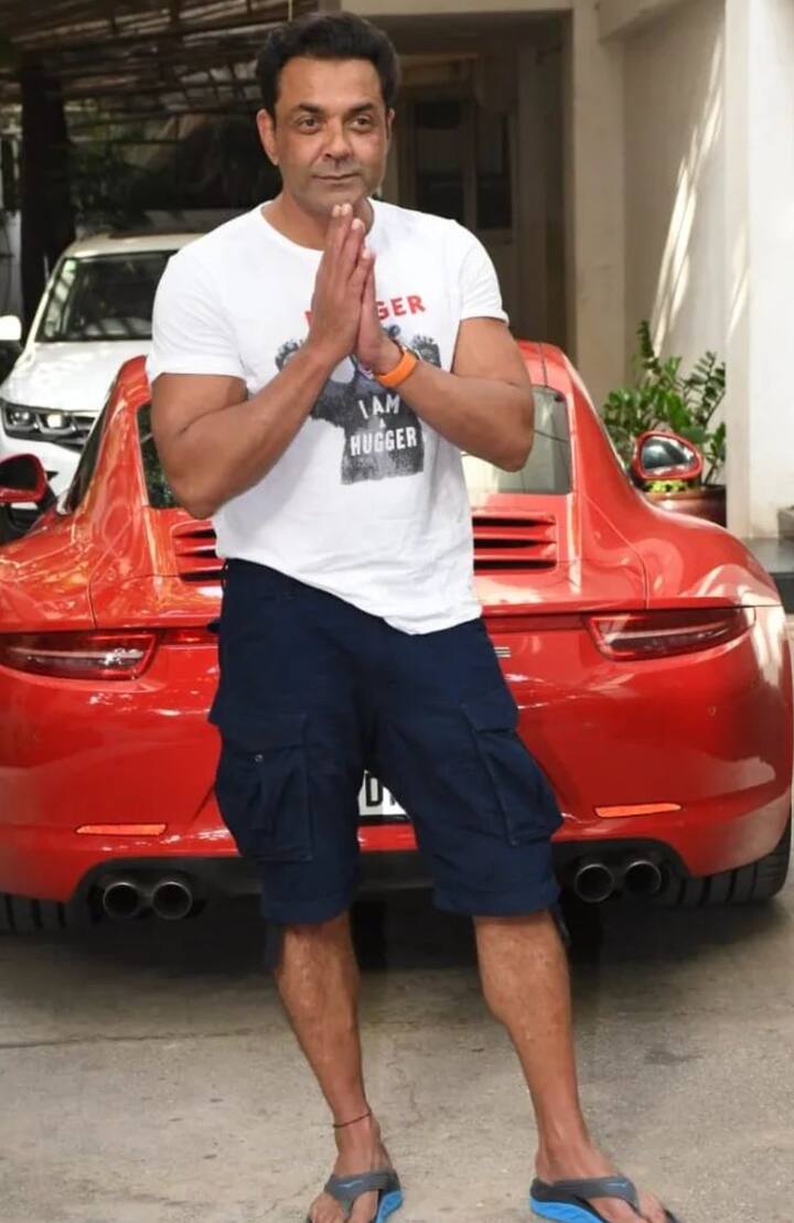 मीडिया के सामने हाथ जोड़कर बॉबी देओल ने दर्शकों द्वारा मिल रहे प्यार के लिए धन्यवाद कहा.