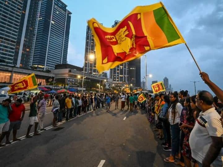 Sri Lanka: Anti Govt Protesters Camp Outside PM Residence, Demand Mahinda Rajpaksa’s Arrest Sri Lanka: Anti Govt Protesters Camp Outside PM Residence, Demand Mahinda Rajapaksa’s Arrest