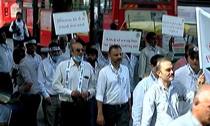 Ahmedabad: ફોર્મ સી અને બીયુ પરમીશનના વિરોધમાં તબીબો બન્યા આક્રમક, બે દિવસ કરશે હડતાળ Doctors will go on strike for two days in protest of Form C and BU permission Ahmedabad: ફોર્મ સી અને બીયુ પરમીશનના વિરોધમાં તબીબો બન્યા આક્રમક, બે દિવસ કરશે હડતાળ
