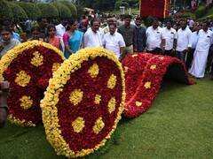 பூக்களின் ராஜா... உதகையில் கெத்து காட்டும் ரோஜா... கண்காட்சியில் திளைத்து போகும் பயணிகள்!