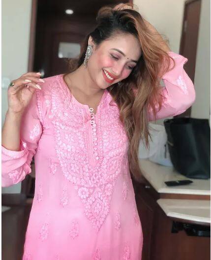 ਲਾਲ ਲਿਪਸਟਿਕ ਲਾ ਕੇ ਅਭਿਨੇਤਰੀ ਬੇਹੱਦ ਖੂਬਸੂਰਤ ਲੱਗ ਰਹੀ ਹੈ। ਤਸਵੀਰਾਂ ਸ਼ੇਅਰ ਕਰਦੇ ਹੋਏ ਅਦਾਕਾਰਾ ਨੇ ਕੈਪਸ਼ਨ 'ਚ ਲਿਖਿਆ- ਜਦੋਂ ਮੈਂ ਪਿੰਕੀ ਪਹਿਨੂੰ ਤਾਂ ਸਵੀਟ ਲੱਗੂ।