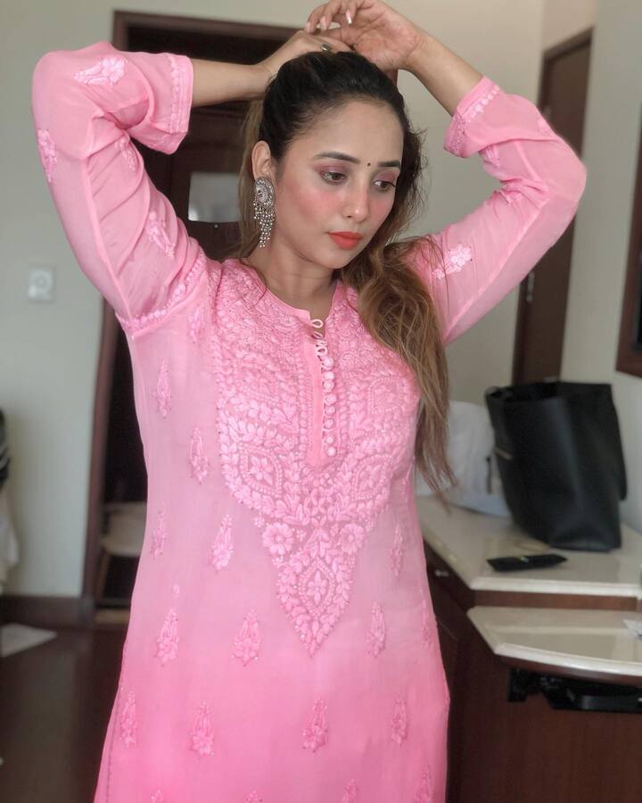 अक्सर सोशल मीडिया पर अपना डंका बजाने वाली रानी चटर्जी इंस्टाग्राम पर अपनी दिलकश तस्वीरें शेयर करती है.