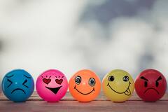 Emotional Baggage: क्या आप भी चल रहे हैं इमोशनल बैगेज का बोझ लिए, तो हो जाएं सावधान, बढ़ सकती हैं ये परेशानियां