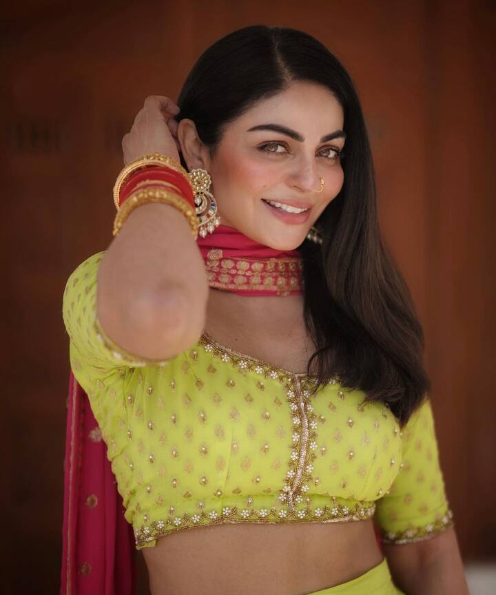 नीरू ने बहुत कम उम्र मे ही अपनी एक्टिंग करियर की शुरुआत फिल्म ‘मैं सोलह बरस की’ से की थी और आज उनका नाम पंजाबी सिनेमा की टॉप एक्ट्रेसेस की लिस्ट में शुमार हैं.