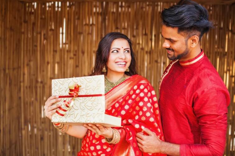 Wedding Gift: gifts to give couples on wedding day it does not include photo frame Wedding Gift: शादी में कपल को कभी ना दें बोरियत भरा फोटो फ्रेम, जानें और भी बेहतर ऑप्शन