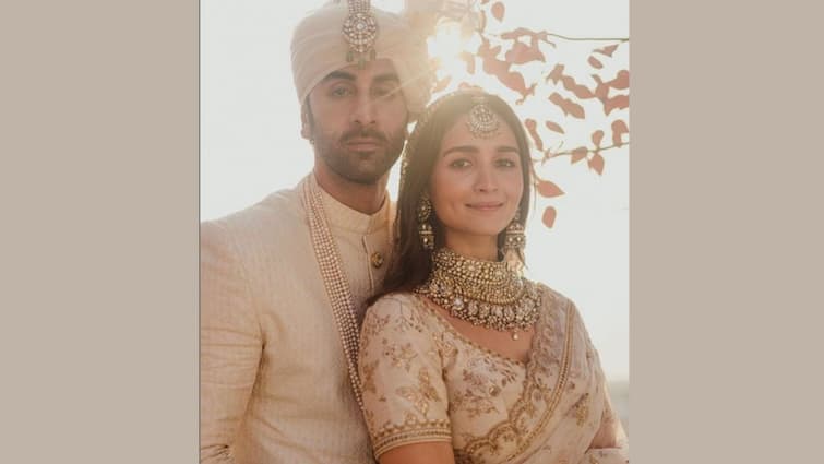 Alia Bhatt Shares Romantic Pics With Ranbir Kapoor On One Month Wedding Anniversary, know in details Alia Bhatt: বিয়ের একমাস পূর্তি, রণবীরের সঙ্গে অদেখা রোম্যান্টিক ছবি দিলেন আলিয়া
