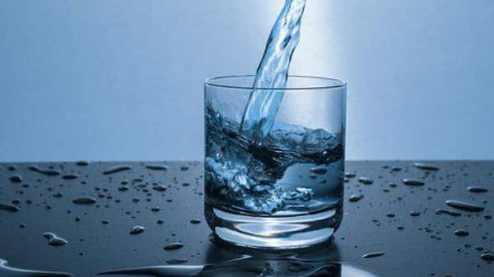 তাড়াহুড়োয় ব্যাগে জলের বোতল রাখতে ভুলে গিয়েছেন। অতএব রাস্তায় মিনারেল ওয়াটার কেনাই ভরসা। কিন্তু গলায় ঢালতে গিয়ে দেখলেন মেয়াদই উত্তীর্ণ হয়ে গিয়েছে।