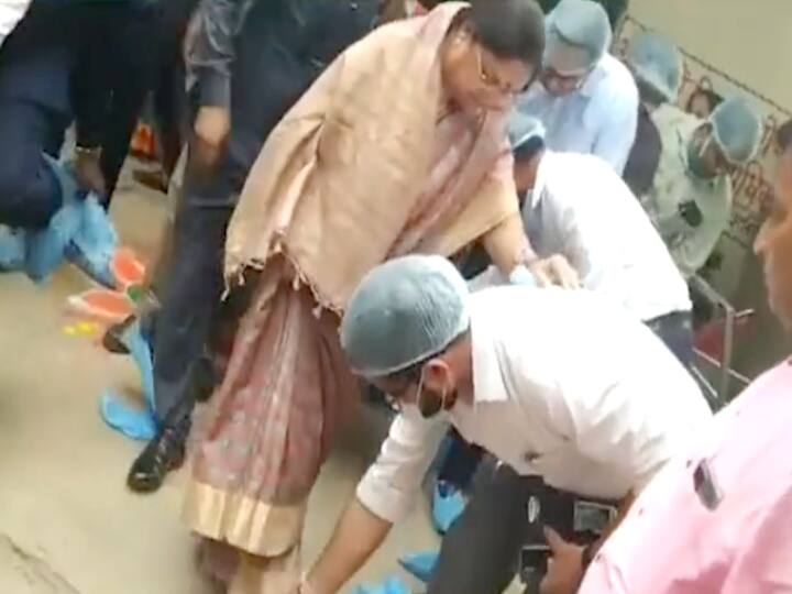 RLD accuses the minister Baby Rani Maurya by sharing the video ANN 'बेबी रानी मौर्य की ठाठ देखिए, कर्मियों से उतरवाए जूते के डिस्पोजल कवर', RLD ने वीडियो शेयर कर मंत्री पर लगाए आरोप