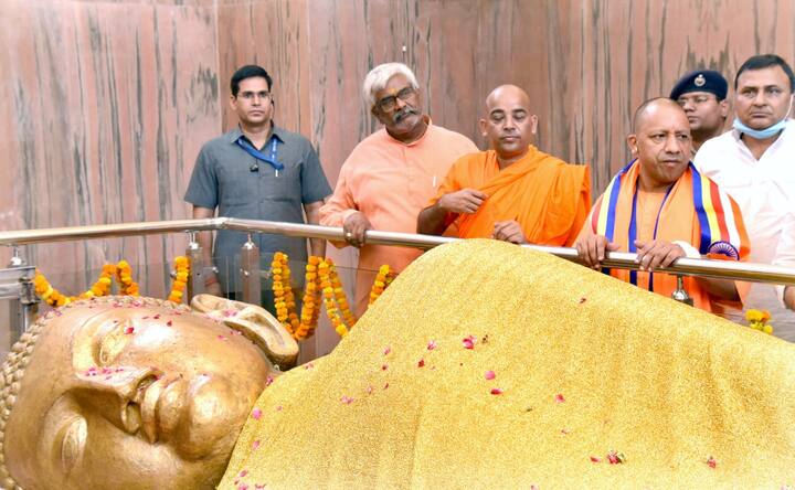 बता दें कि सोमवार को बुद्ध पूर्णिमा के अवसर पर पीएम नरेंद्र मोदी महापरिनिर्वाण मंदिर में भगवान बुद्ध की लेटी प्रतिमा की विशेष पूजा अर्चना कर चीवर चढ़ाएंगे. चीवर चढ़ाने के दौरान मंदिर में भिक्षु संघ के अध्यक्ष एबी ज्ञानेश्वर सहित बौद्ध भिक्षुओं का प्रतिनिधिमंडल मौजूद रहेगा.