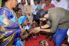 PHOTO : आदिवासींच्या व्यथा, समस्या जाणून घेण्यासाठी आदित्य ठाकरे नाशिकमधील पाड्यावर!