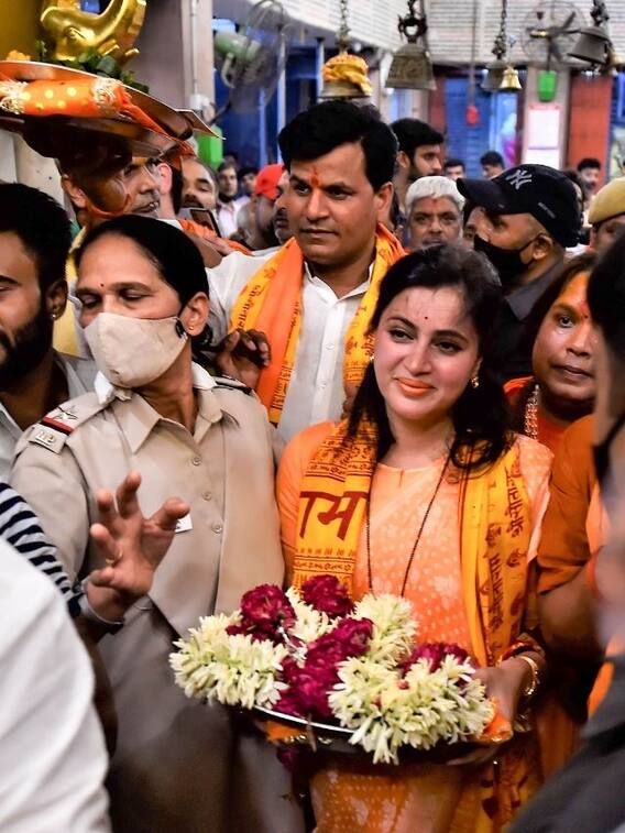 Maharashtra's Rana Couple Offers Prayers At Hanuman Temple In CP