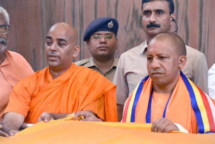 सीएम योगी के पहुंचने से पहले मंदिर परिसर को पूरी तरह से सील कर दिया गया था मन्दिर परिसर में अधिकारियों को छोड़कर सभी का प्रवेश वर्जित कर दिया गया था. मंदिर परिसर में सांसद और विधायक को छोड़कर ना तो भाजपा के नेता और कार्यकर्ता प्रवेश कर पाए और ना ही मीडिया को प्रवेश दिया गया. सभी लोग परिसर के गेट के बाहर ही खड़े थे.