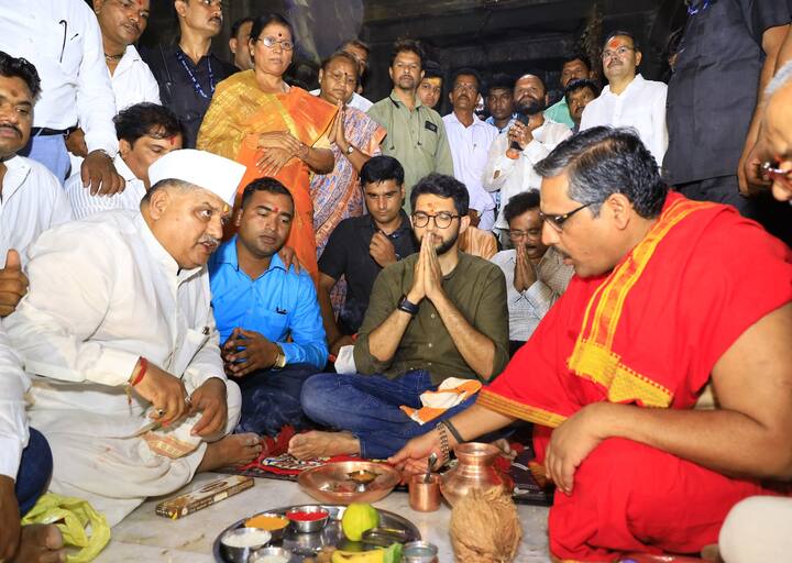 याच गंगाद्वारपासून सुमारे साडेसातशे पायऱ्या उतरुन आदित्य ठाकरे त्र्यंबकेश्वर नगरीत दाखल झाले. वाटेत कुठे पूरातन मंदिर, पाण्याचे स्रोत दिसले तर आदित्य तिथे थांबत होते, दौऱ्याचा शेवट त्र्यंबकेश्वरच्या दर्शनाने झाला. देवासमोर नतमस्तक होताना कोरोनाप्रमाणेच पाण्याचे संकटही टळू दे अशी प्रार्थना करत आदित्य पुढील प्रवासाला निघाले.