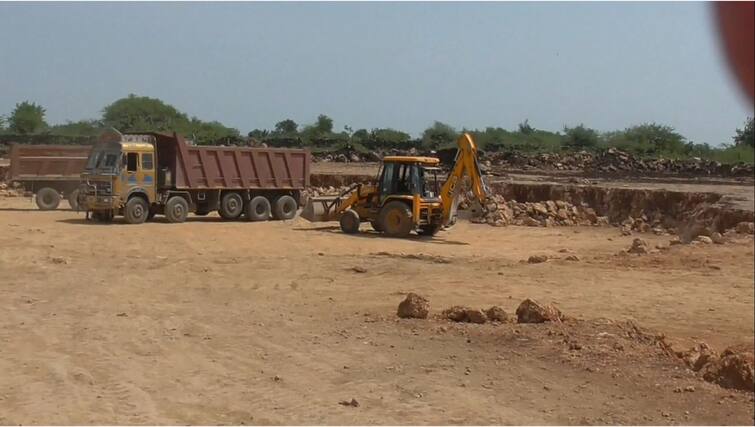 Mineral theft racket exposed from Government Gauchar land ખાણ ખનીજ વિભાગને અંધારામાં રાખી ASPએ રાત્રે દરોડા પાડતા ખનીજ ચોરીના રેકેટનો પર્દાફાશ