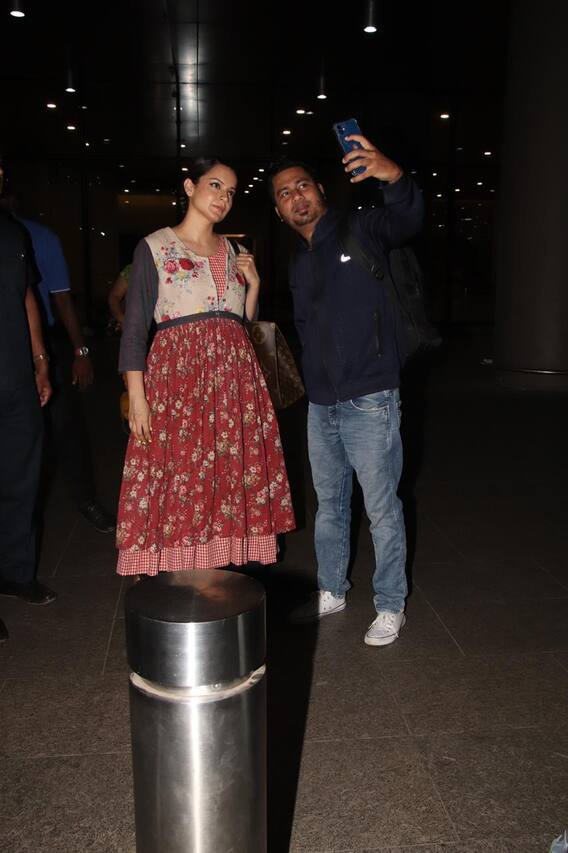 Photos: मुंबई एयरपोर्ट पर स्पॉट हुईं Kangana Ranaut, विंटेज लुक ने बनाया दर्शकों को अपना दीवाना