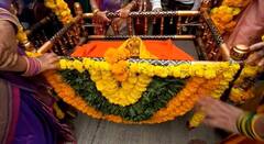 PHOTO : छत्रपती संभाजी महाराज यांची जयंती, पुरंदर किल्ल्यावर पाळणा जोजवला, मर्दानी खेळांचं आयोजन