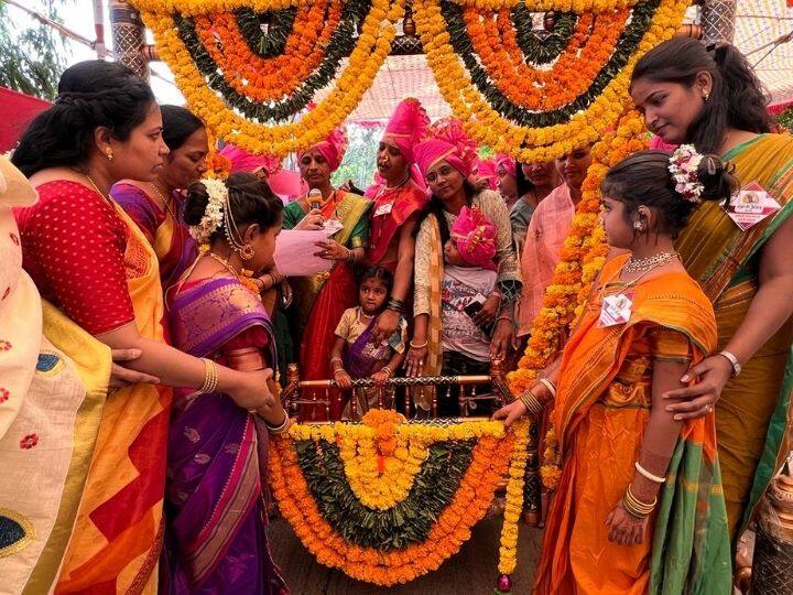 शनिवारी सकाळी दहा वाजता पुलंदर किल्यावर महिलांनी शंभुरायांचा पाळणा जोजवला.